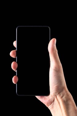 erkek adam tutma ve metin için kopyalama alanı ile el ve ekran etrafında yol kırpma ile siyah arka plan üzerinde izole boş akıllı telefon gösteren