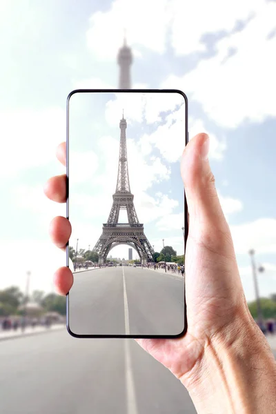Paryż Francja Sierpień 2018 Widok Tour Eiffel Mężczyzna Ręka Trzyma — Zdjęcie stockowe