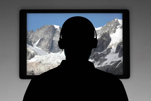 Man Silhouet Met Oortelefoon Wacht Televisie Met Kopieer Ruimte Voor — Stockfoto