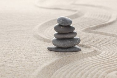 zen taşları metin için kopya alanı ile tırmıklı kum üzerine yığılmış