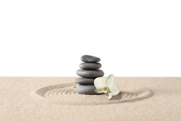 zen taşları ve bir orkide çiçek metin için kopya alanı ile tırmıklı kum üzerine yığılmış