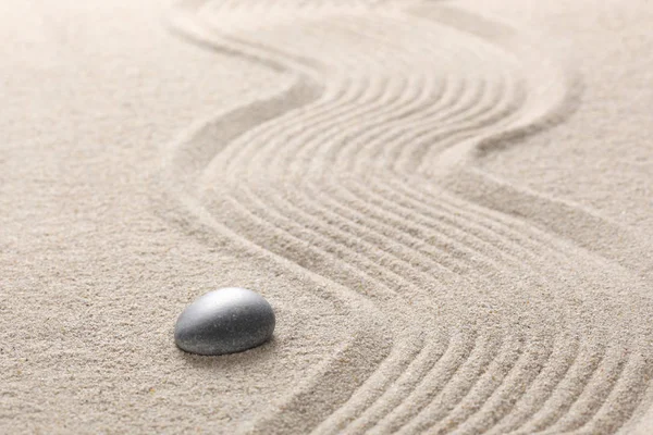 Zen Ston Auf Geharktem Sand Mit Kopierplatz Für Ihren Text — Stockfoto