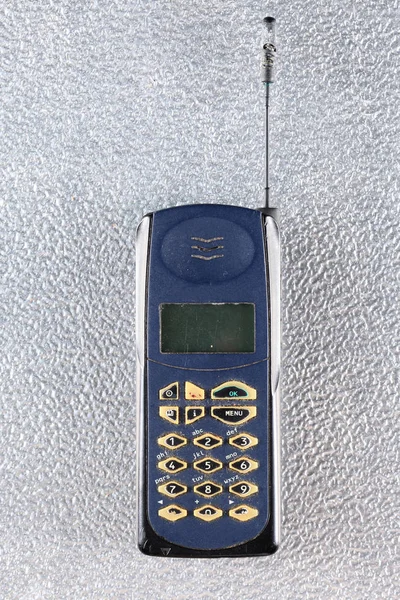 Vecchio Telefono Cellulare Isolato Sfondo Metallico Con Spazio Copia Testo — Foto Stock