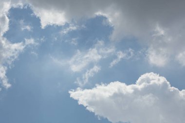 arka planda mavi gökyüzü ile bulutlar ve güneş ışını ve metin için kopya alanı