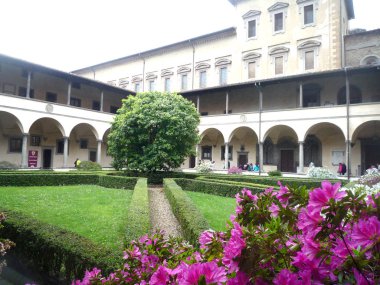 Basilica San Lorenzo, Firenze, İtalya, 21 Nisan 2019, Sakız Adası'nın ön planda açelya çiçekleri ile görünümü