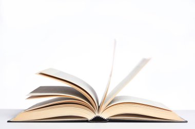 metniniz için kopyalama alanı ile beyaz arka plan üzerinde yalıtılmış kitap açık