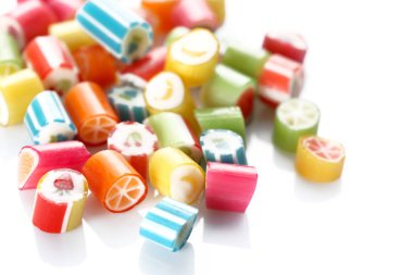 grup izole beyaz arka plan üzerinde renkli şekerler