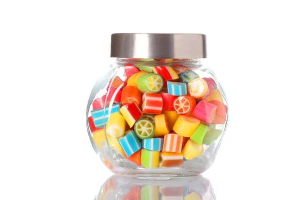 クリッピングパスを持つ白い背景に隔離されたコピースペースを持つ色付きキャンディーの半分のガラス瓶 — ストック写真