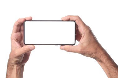 erkek adam tutma ve beyaz arka plan üzerinde el etrafında kırpma yolu ile izole boş akıllı telefon gösteren ve metin için kopyalama alanı ile ekran