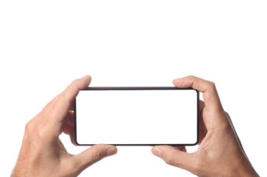 erkek adam tutma ve beyaz arka plan üzerinde el etrafında kırpma yolu ile izole boş akıllı telefon gösteren ve metin için kopyalama alanı ile ekran