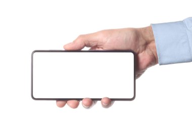 erkek adam tutma ve beyaz arka plan üzerinde el etrafında kırpma yolu ile izole boş akıllı telefon gösteren ve metin için kopyalama alanı ile ekran