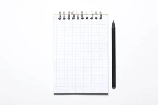 Bloco Notas Branco Lápis Preto Isolado Fundo Branco Com Espaço — Fotografia de Stock