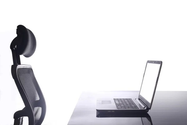 안락의자와 컴퓨터로 매니저 책상에 클로즈업하여 화면의 클리핑 경로와 텍스트의 — 스톡 사진