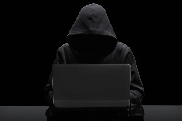 Hacker Zittend Aan Het Bureau Met Uitknippad Rond Het Onderwerp — Stockfoto
