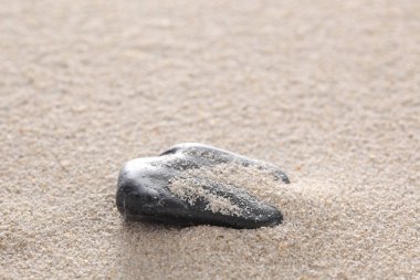 metin için kopyalama alanı ile kum üzerinde küçük siyah taş