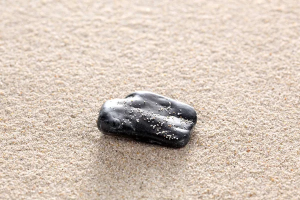 Kleine Zwarte Steen Het Zand Met Kopieer Ruimte Voor Tekst — Stockfoto