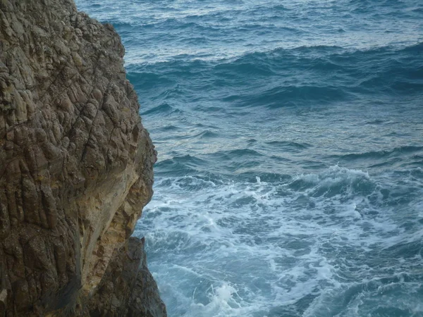 Meeresklippe Mit Flechtschaum Und Kopierplatz Für Ihren Text — Stockfoto