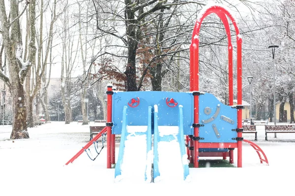 Neve Coperta Parco Giochi Pubblico Bambini Inverno — Foto Stock
