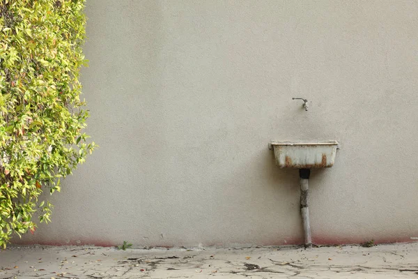 Tuin Oude Kraan Met Kopieerruimte Voor Tekst — Stockfoto