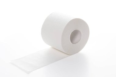 Geri dönüştürülmüş tuvalet kağıdı rulosu beyaz arkaplanda izole edilmiş, kırpma yolu ve metin için boşluk kopyalanmış