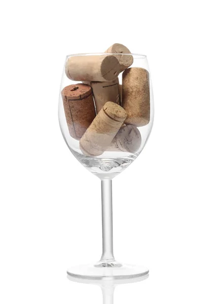 Copo Vinho Cheio Rolhas Cortiça Vinho Isolado Fundo Branco Com — Fotografia de Stock