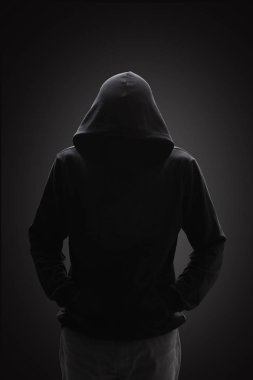 Siyah tanınmayan kapüşonlu adam figürün etrafını kesiyor ve teksin için alanı kopyalıyor. 