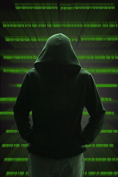 Tanımlanamayan siyah başlıklı hacker şeffaflık üzerine ikili kodlarla ayakta duruyor.