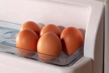 Buzdolabı kapısında yumurtalar ve metin için fotokopi alanı.
