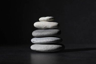 metin için kopyalama alanı ile siyah arkaplan üzerinde izole edilmiş zen taşları