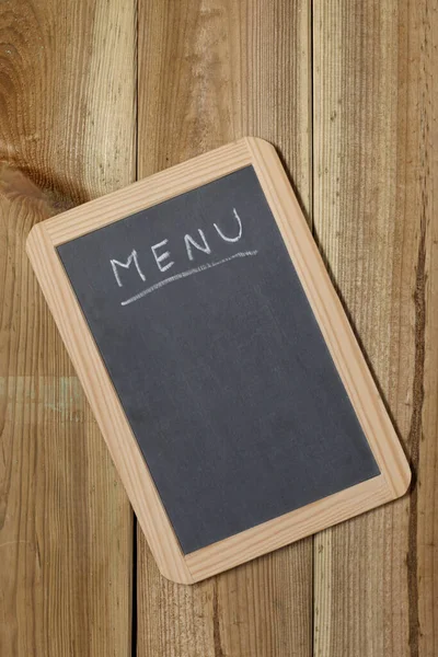 空白的黑板菜单放在木制桌子上 上面有可供你抄写的地方 — 图库照片