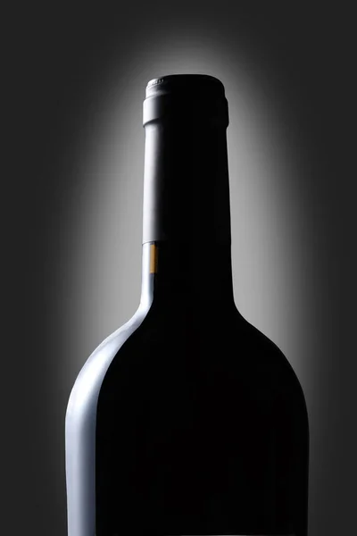 Bottiglia Vino Rosso Isolato Sfondo Scuro Con Percorso Ritaglio Includere — Foto Stock