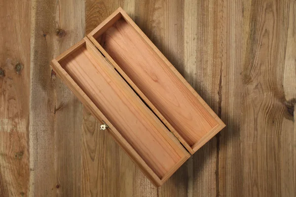 Prázdný Dřevěný Vinný Box Odpočívat Dřevěném Stole Kopírovacím Prostorem Pro — Stock fotografie