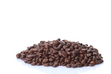 Metnin için kopyalama alanı olan beyaz arkaplanda izole kahve çekirdekleri yığını