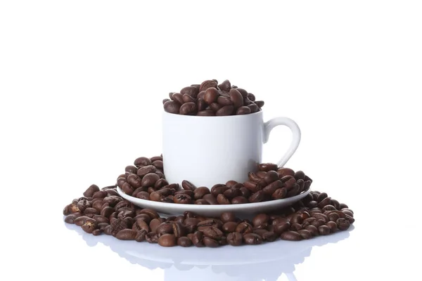 Kopp Kaffe Full Kaffebönor Isolerad Vit Bakgrund Med Kopia Utrymme — Stockfoto