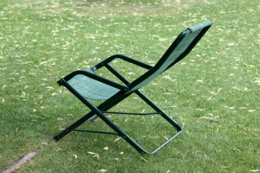 Rahatla konsept: gün batımında bir bahçede boş sandalye ve metin için fotokopi alanı