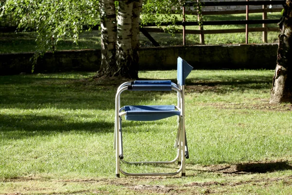リラックスしたコンセプト テキストのコピースペースがある日没の庭の空の椅子 — ストック写真