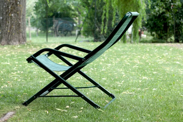 Relax Concept Sedia Vuota Giardino Tramonto Con Spazio Copia Testo — Foto Stock