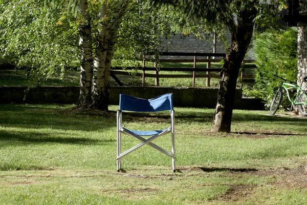 Relax Concept Lege Stoel Een Tuin Bij Zonsondergang Met Kopieerruimte — Stockfoto