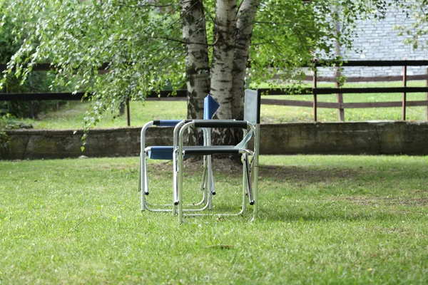 Relax Concept Twee Lege Stoelen Een Tuin Bij Zonsondergang Met — Stockfoto