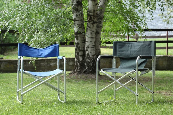 リラックスしたコンセプト テキストのコピースペースがある日没の庭にある2つの空の椅子 — ストック写真