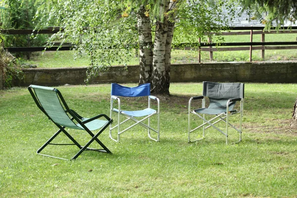 Relaxe Conceito Três Cadeiras Vazias Jardim Pôr Sol Com Espaço — Fotografia de Stock