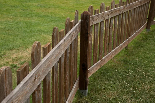 テキストのコピースペースを持つ牧草地の木製フェンス — ストック写真