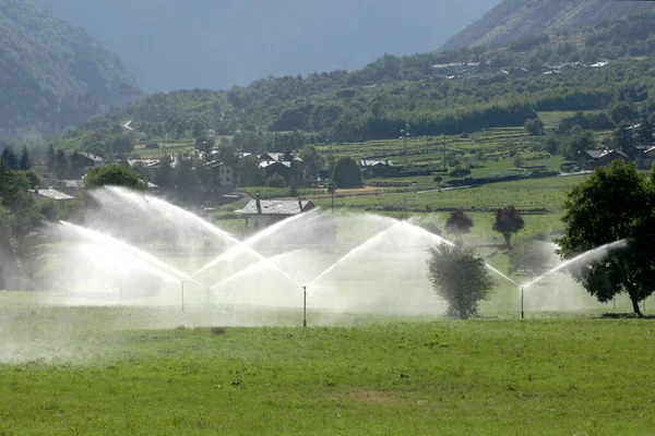 Sistema Irrigação Uma Aldeia Montanha Com Espaço Cópia Para Seu — Fotografia de Stock