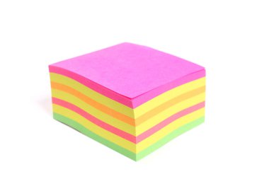 Metnin için kopyalama alanı olan beyaz arkaplanda izole edilmiş renkli yapışkan notlar bloğu