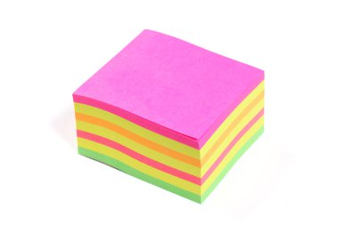 Metnin için kopyalama alanı olan beyaz arkaplanda izole edilmiş renkli yapışkan notlar bloğu