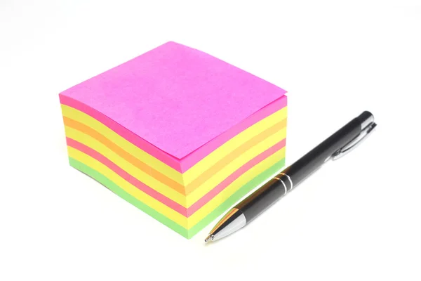 Blok Van Gekleurde Kleverige Notities Een Pen Geïsoleerd Witte Achtergrond — Stockfoto