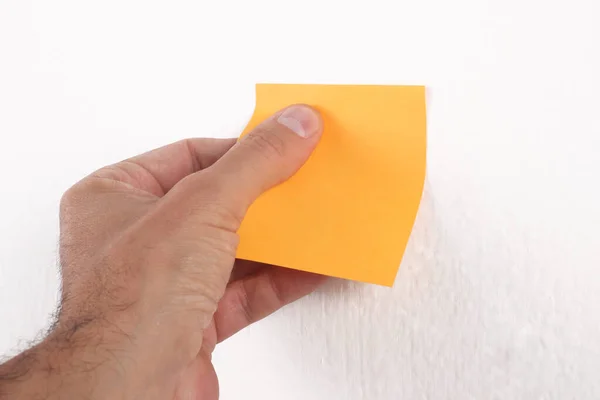Mannelijke Hand Zet Een Blanco Papieren Plakbriefje Muur Met Kopieerruimte — Stockfoto