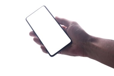 Erkek adam el ele tutuşarak ve arka planda boş akıllı telefonu göstererek beyaz arkaplanda izole edilmiş ve elinde kırpma yolu ve metin alanınız için kopyalama alanı ile görüntüleme