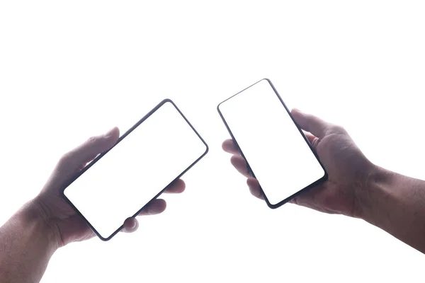 Deux Mains Homme Tenant Montrant Téléphone Intelligent Vide Dans Éclairage — Photo