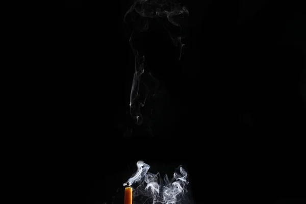 Nahaufnahme Auf Einer Kerze Mit Rauch Isoliert Auf Schwarzem Hintergrund — Stockfoto